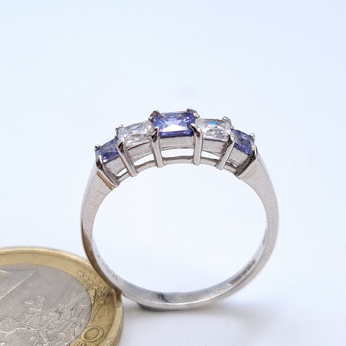 542 - Star lot: A quality 9 carat white gold five stone Sapphire and Simmonite stone ring. Hallmarked Lond... 