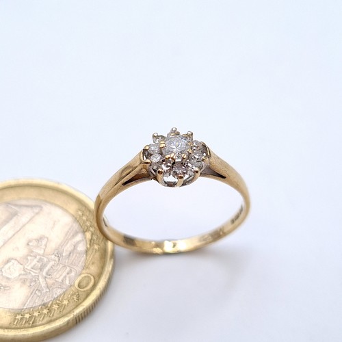 544 - A fine 9 carat gold Diamond cluster daisy ring. Beautiful bright diamonds. Ring size: L. Stamped 375... 