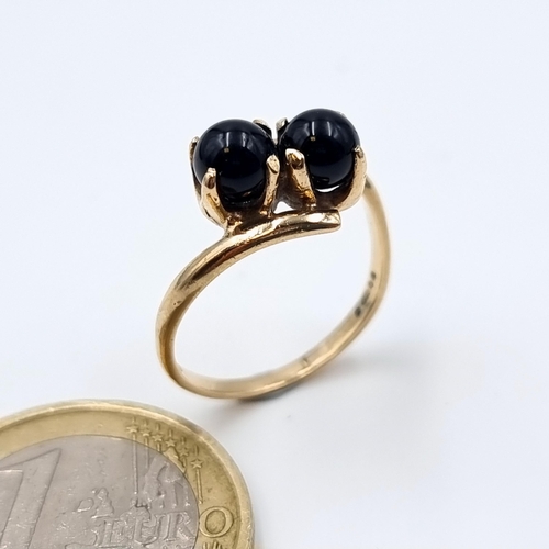23 - A very unusual 9 carat gold vintage rare Black stone dual mounted ring, set with attractive twist st... 