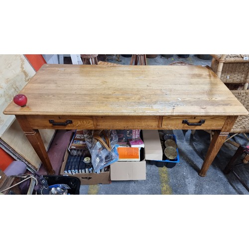 931 - A good sized solid pine dining table with tapered legs and two drawers to side.
H76 x L152 x W74cm