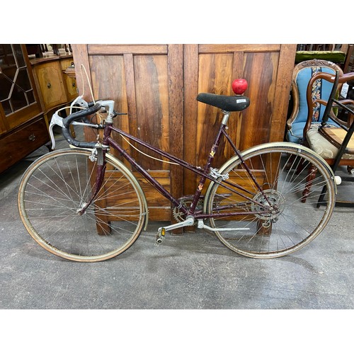 332 - A vintage Raleigh women's racing bicycle marked Raleigh 750 Weinmann. In a plum finish.