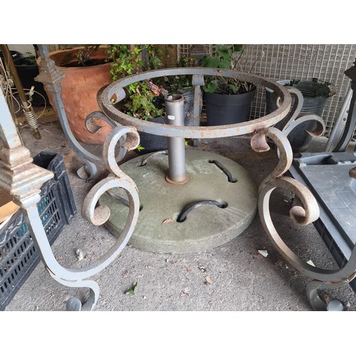 983 - Star Lot : A very heavy black marble garden table with a wrought metal base in a grey finish. With l... 