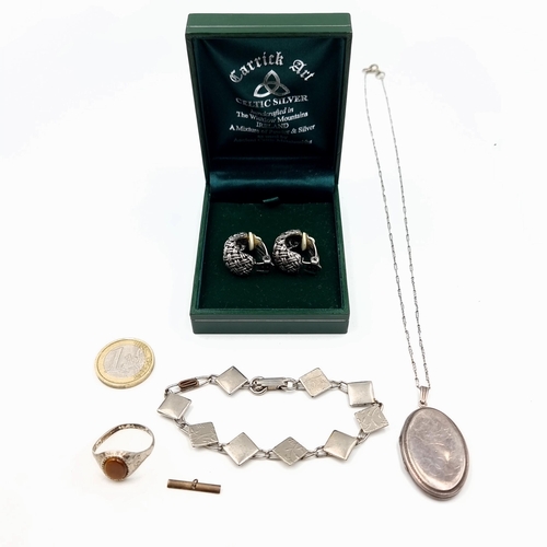 18 - An assorted collection of jewellery items, which includes an Irish pair of Carrick Art silver clasp ... 