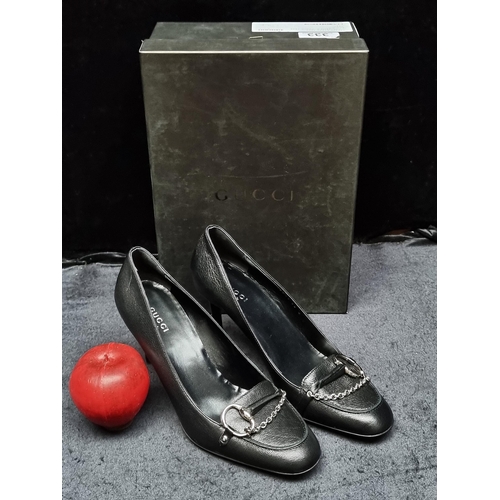 333 - Star lot : An elegant pair of brand new genuine Gucci leather high heeled shoes with a silver toned ... 