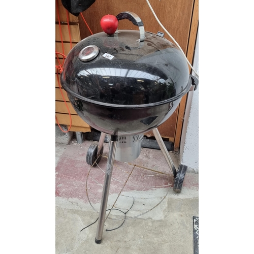 347 - A good quality kettle barbeque with a temperature gauge to lid, grates and a heater to base. Set on ... 