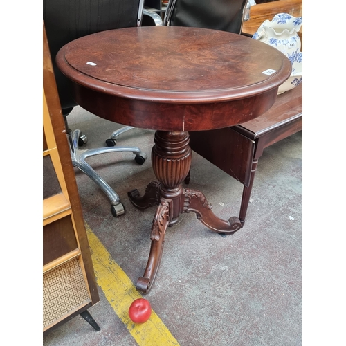 442 - A smart round side table held on a tripod base with carved acanthus leaf, urn and scroll motif. H73c... 