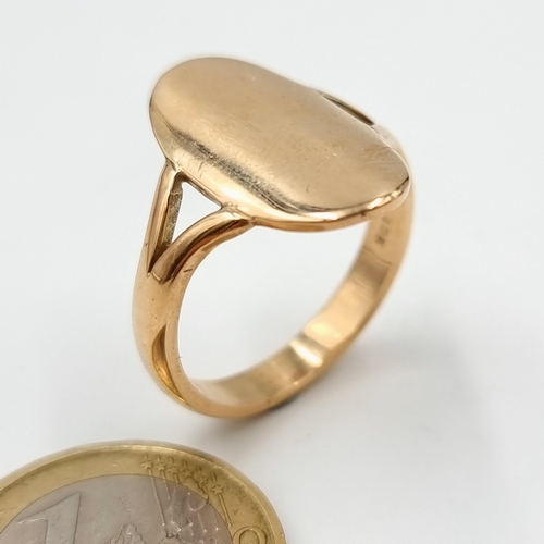 9 - Star Lot : A very attractive 9 carat gold lozenge style gentleman's ring. Ring size: U. Weight: 6 gr... 