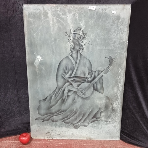 717 - A large heavy panel of glass with frosted design of a Chinese woman to front. Mm: 60 x 90 cm.