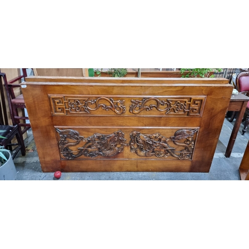 737 - Star Lot : A large high quality room divider made of wooden frame with high relief Chinese carvings ... 