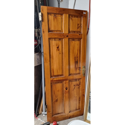 907 - A fantastic solid pine reclaimed door, with fielded panels and brass hardware. H: 200cm X L: 76cm