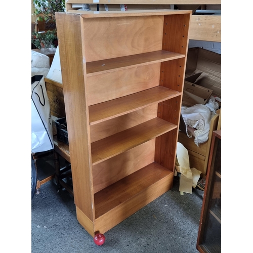 924 - A good sized bookshelf with three shelves to interior with adjustable height fittings.