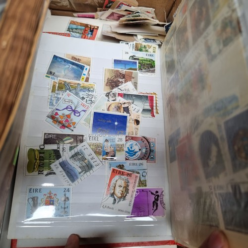 270 - A huge collection of stamps containing a great mixture, including 3 large albums and 2 mini albums, ... 