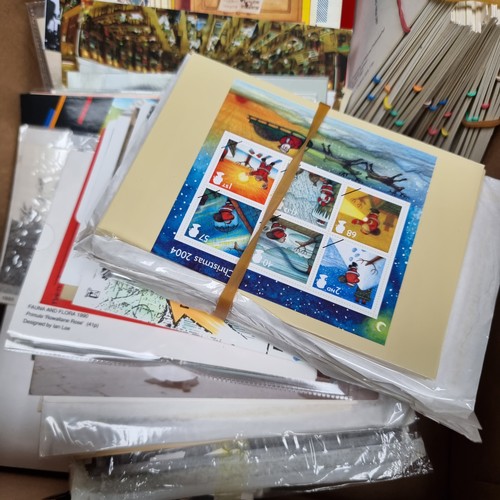 271 - A large collection of circa 750 to 800 postcards and collectible cards including 10 German, 40 Royal... 