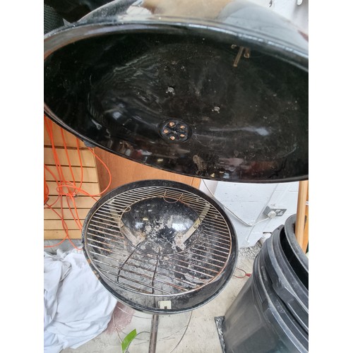 347 - A good quality kettle barbeque with a temperature gauge to lid, grates and a heater to base. Set on ... 