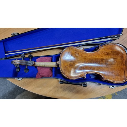 796 - A very lovely vintage violin (full size). Featuring a mother of pearl inlaid bow. Housed in a padded... 