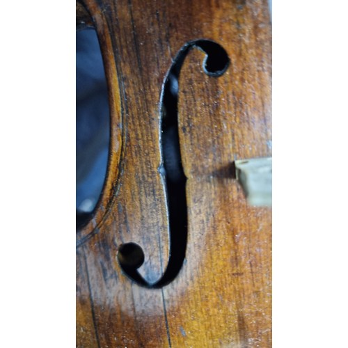 796 - A very lovely vintage violin (full size). Featuring a mother of pearl inlaid bow. Housed in a padded... 