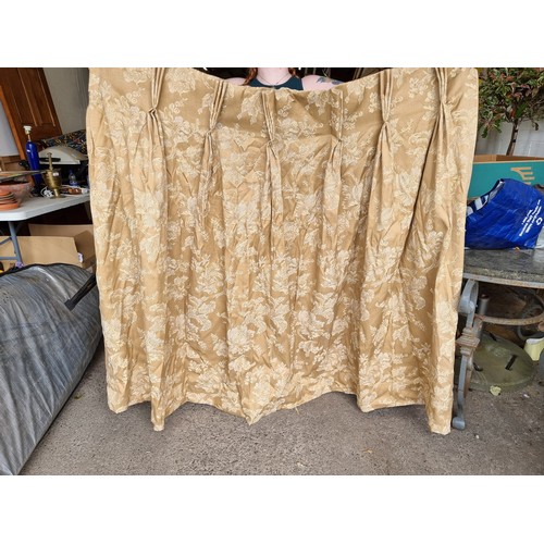 904 - An elegant pair of very good quality gold brocade, fully lined curtains. L: 140cm