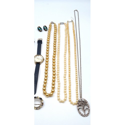 17 - A large and assorted collection of jewellery, consisting of bracelets, pearl examples, necklaces, ge... 