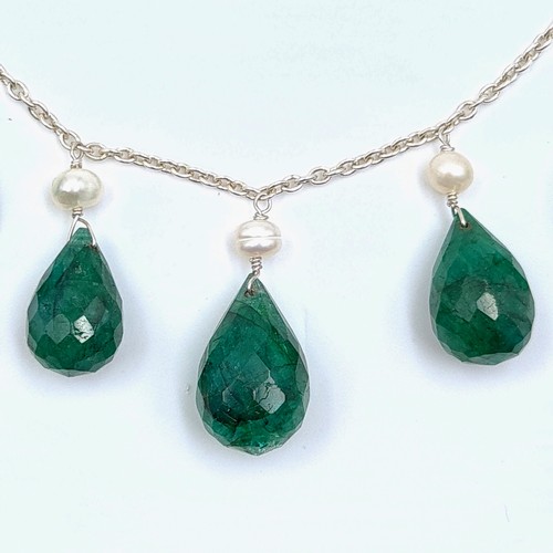 506 - Star Lot : A beautiful Emerald and Fresh Water Pearl necklace, comprising of 90 carats of natural Em... 