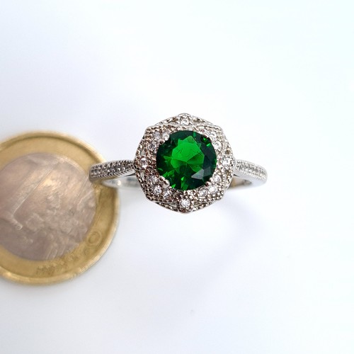 514 - A fine example of a sparkling sterling silver ring, this ring features a central Green Hematite ston... 