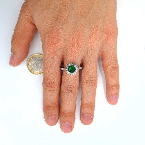 514 - A fine example of a sparkling sterling silver ring, this ring features a central Green Hematite ston... 