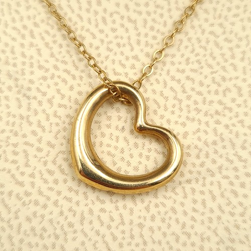 539 - A very pretty 9 carat gold sweet heart pendant and chain. Stamped 375. Length of chain: 40cm. Weight... 