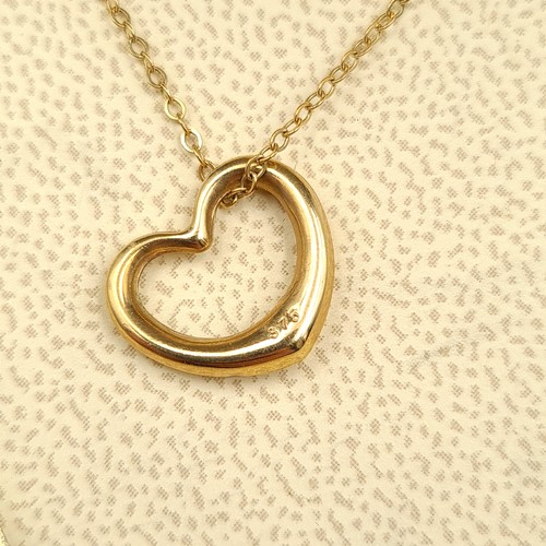 539 - A very pretty 9 carat gold sweet heart pendant and chain. Stamped 375. Length of chain: 40cm. Weight... 