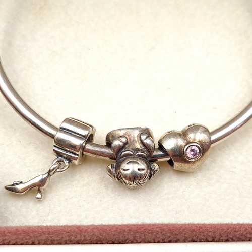 541 - A designer Sterling Silver Pandora charm bracelet, set with three pretty charms. Dimensions: 6cm. We... 