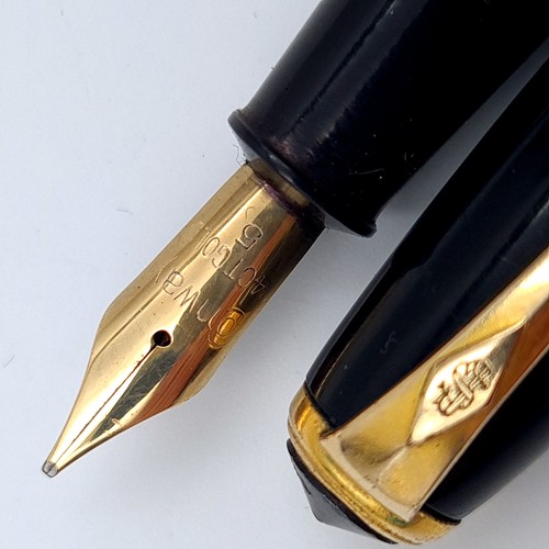 560 - A vintage Conway Stuart fountain leaver fountain pen, set with 14 carat gold nib. Pen features gold ... 