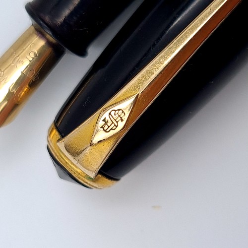 560 - A vintage Conway Stuart fountain leaver fountain pen, set with 14 carat gold nib. Pen features gold ... 