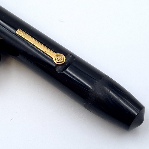 560 - A vintage Conway Stuart fountain leaver fountain pen, set with 14 carat gold nib. Pen features gold ... 