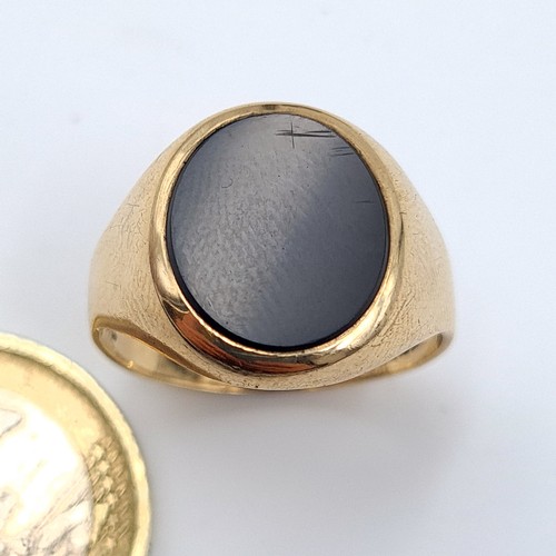 561 - Star lot : A 9 carat gold (stamped 375) Onyx stone signet ring. Ring size: R. Weight: 5.4 grams.