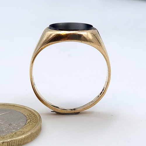 561 - Star lot : A 9 carat gold (stamped 375) Onyx stone signet ring. Ring size: R. Weight: 5.4 grams.