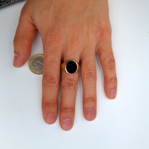 561 - Star lot : A 9 carat gold (stamped 375) Onyx stone signet ring. Ring size: R. Weight: 5.4 grams.