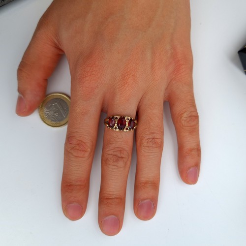 567 - Star Lot: A lovely  Victorian 9 carat gold three stone Garnet ring, set with beautiful Garnet and fo... 