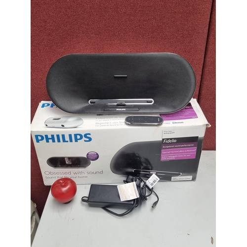 434 - A Philips Fidelo docking speaker with a remote control and cable. It functions with iPhone, iPad and... 