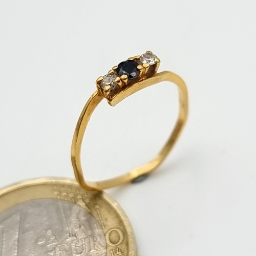 35 - A very pretty 9 carat gold antique ring, set with gem stone mount and a centre Garnet. Ring size: I.... 