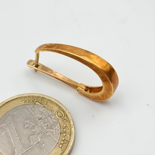 43 - A single hooped 14 carat gold earring. Marked 585 Weight of earring: 1.67 grams.