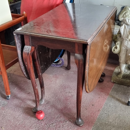 901 - A handsome vintage gate-legged drop leaf table held on cabriole. L150cm (fully extended)