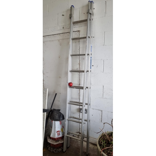 907 - A very long extendable ladder with 16 steps by Stradbally Ladders Ltd. MM: 2.5m closed and 4.2m when... 