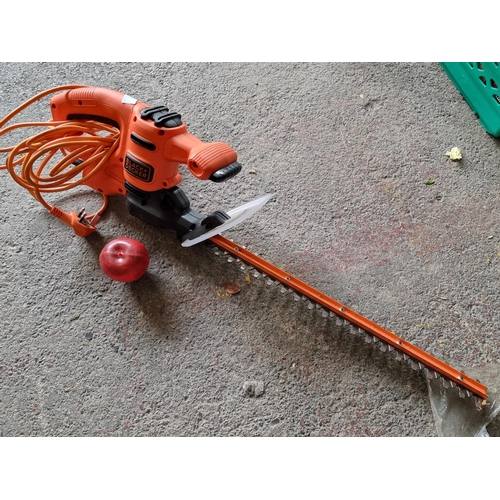 939 - A Black & Decker type 1 hedge trimmer, model BEHT201.