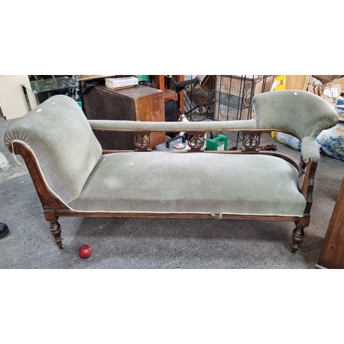 952 - An elegant antique chase lounge sofa with turned wood legs and lyre back supports, upholstered in a ... 