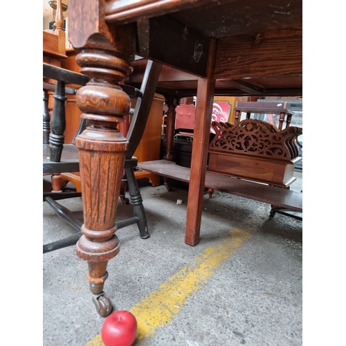 659 - An incredibly handsome antique  chestnut  oak table. A very well constructed piece with clean lines ... 