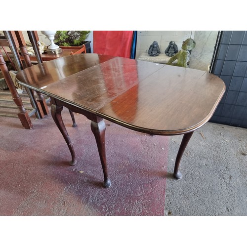 901 - A handsome vintage gate-legged drop leaf table held on cabriole. L150cm (fully extended)