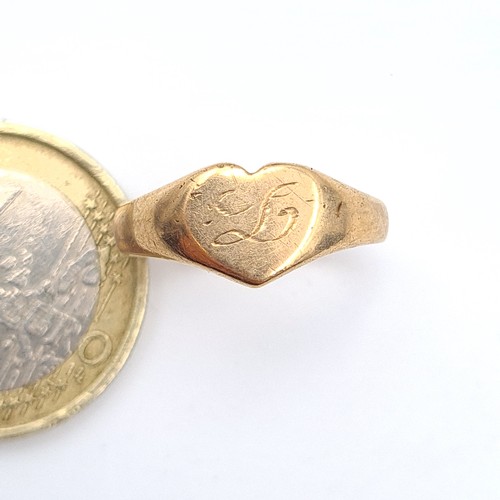 33 - A lovely vintage 9 carat gold heart formed signet ring, set with initial 