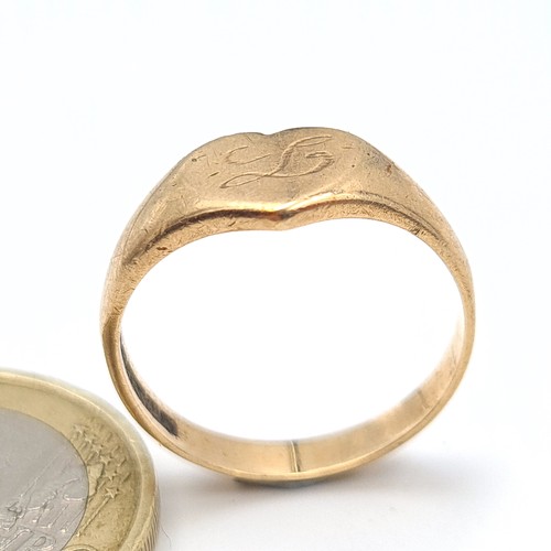 33 - A lovely vintage 9 carat gold heart formed signet ring, set with initial 