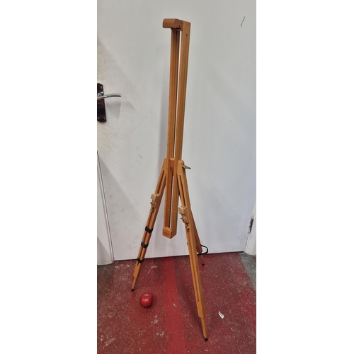 131 - A high quality MABEF branded artist's easel in the M32 Giant model. This adjustable easel features b... 