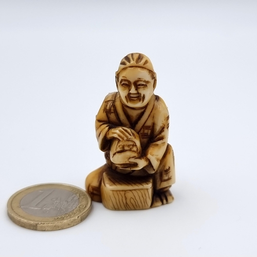 26 - An intricate antique hand carved Japanese Netsuke, featuring a happy Hangshan culute figure. Dimensi... 