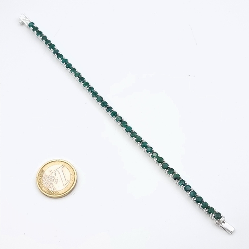 608 - A stunning Emerald tennis bracelet, set in Sterling Silver. Beautiful item on. 12.2 total carats of ... 