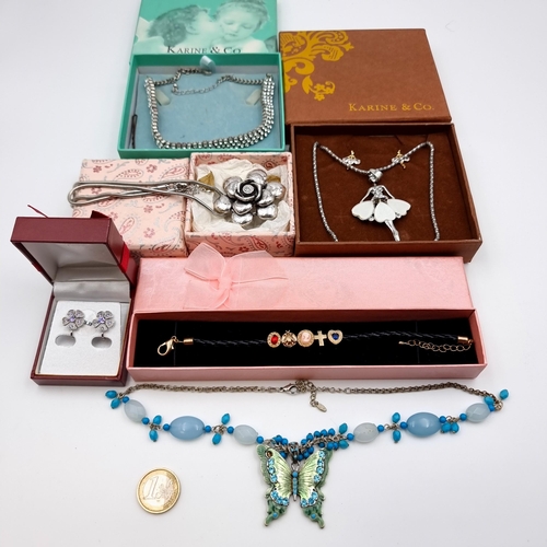 621 - A large and assorted collection of six good quality boxed jewellery, including five necklaces of var... 